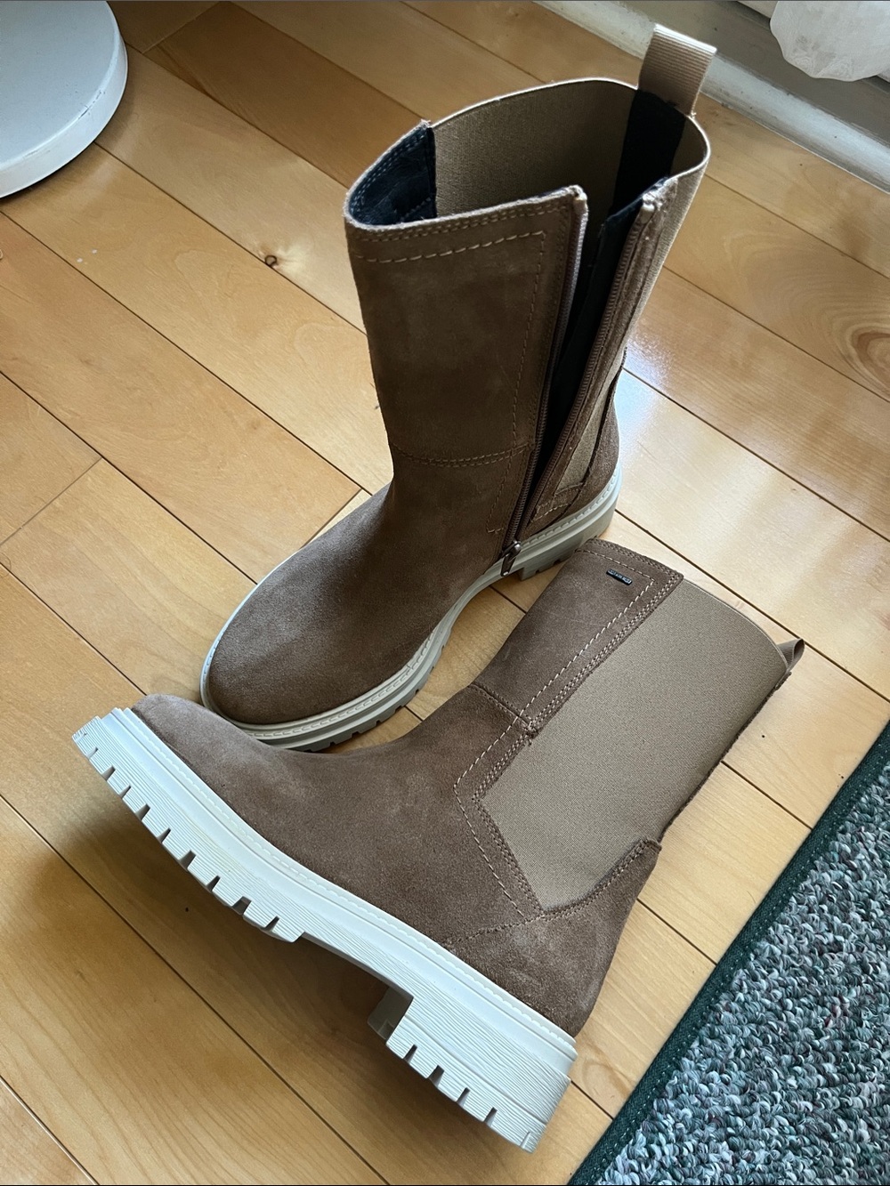 BNWOT Women’s GEOX Tan Suede Mid-Calf Boots - CHELSEA w inner zip